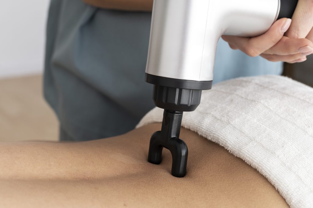 osoba-uzywajaca-pistoletu-masazu